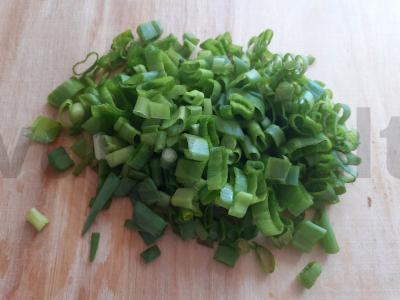 Sūrio ir žaliojo svogūno mielinės tešlos ritinėliai Žingsnis 3