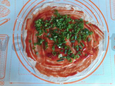 Sūrio ir žaliojo svogūno mielinės tešlos ritinėliai Žingsnis 4