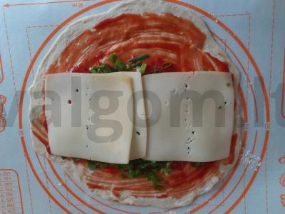 Sūrio ir žaliojo svogūno mielinės tešlos ritinėliai Žingsnis 5