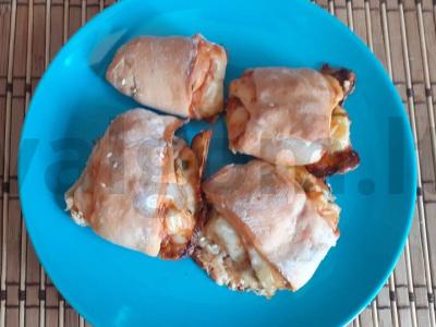 Sūrio ir žaliojo svogūno mielinės tešlos ritinėliai pagrindine nuotrauka