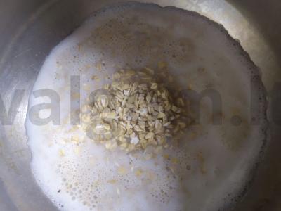 Avižinė košė su migdolų pienu, aguonomis, kriaušėmis ir razinomis Žingsnis 1