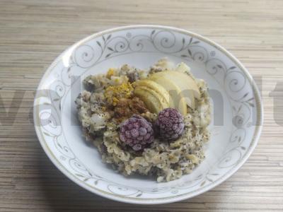 Avižinė košė su migdolų pienu, aguonomis, kriaušėmis ir razinomis pagrindine nuotrauka