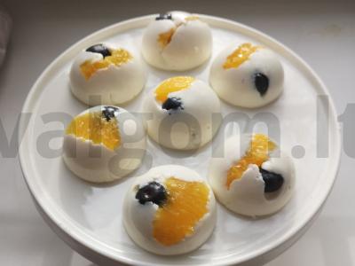 Varškės desertas su apelsinu ir uogomis pagrindine nuotrauka