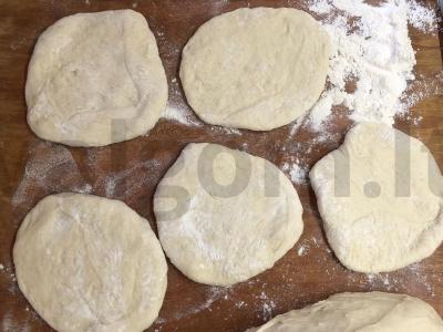 Kepti pyragėliai su svogūnais ir kiaušiniu Žingsnis 4