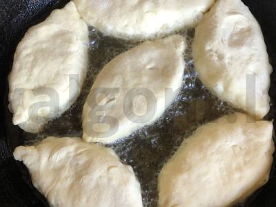 Kepti pyragėliai su svogūnais ir kiaušiniu Žingsnis 6