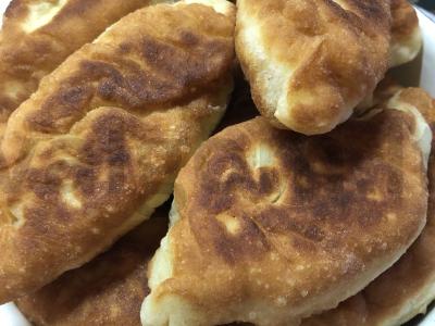 Kepti pyragėliai su svogūnais ir kiaušiniu pagrindine nuotrauka