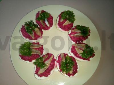 Įdaryti kiaušiniai su silke pagrindine nuotrauka