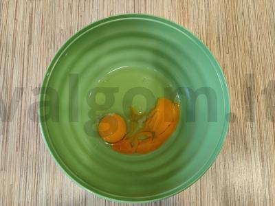 Karšti sumuštiniai su dešra, kiaušiniais ir žolelėmis keptuvėje Žingsnis 1