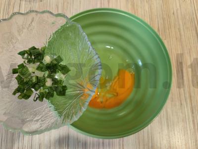 Karšti sumuštiniai su dešra, kiaušiniais ir žolelėmis keptuvėje Žingsnis 2