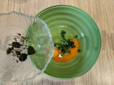 Karšti sumuštiniai su dešra, kiaušiniais ir žolelėmis keptuvėje Žingsnis 3