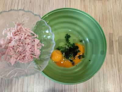 Karšti sumuštiniai su dešra, kiaušiniais ir žolelėmis keptuvėje Žingsnis 4