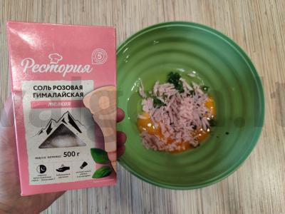 Karšti sumuštiniai su dešra, kiaušiniais ir žolelėmis keptuvėje Žingsnis 5