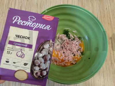 Karšti sumuštiniai su dešra, kiaušiniais ir žolelėmis keptuvėje Žingsnis 6