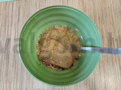 Karšti sumuštiniai su dešra, kiaušiniais ir žolelėmis keptuvėje Žingsnis 8