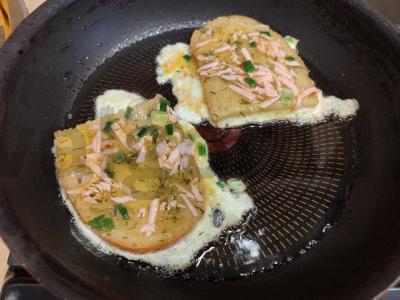 Karšti sumuštiniai su dešra, kiaušiniais ir žolelėmis keptuvėje Žingsnis 9