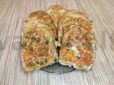 Karšti sumuštiniai su dešra, kiaušiniais ir žolelėmis keptuvėje pagrindine nuotrauka