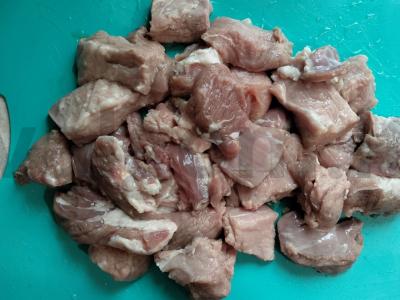 Sultingas mėsa ant svogūnų pagalvėlės Žingsnis 1