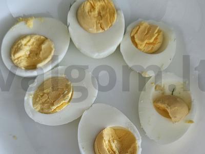 Įdaryti kiaušiniai su šprotais ir žolelėmis Žingsnis 1