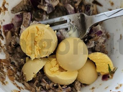 Įdaryti kiaušiniai su šprotais ir žolelėmis Žingsnis 2
