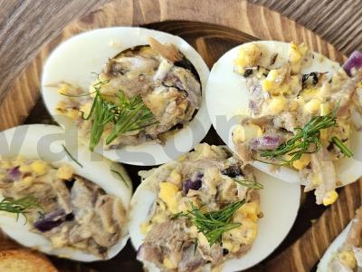 Įdaryti kiaušiniai su šprotais ir žolelėmis pagrindine nuotrauka