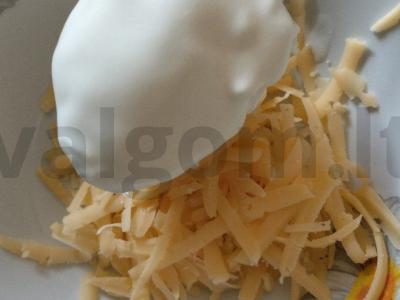 Sūrio sumuštiniai su agurkais ir šprotų per 5 minutes Žingsnis 1