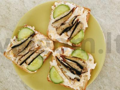 Sūrio sumuštiniai su agurkais ir šprotų per 5 minutes Žingsnis 3