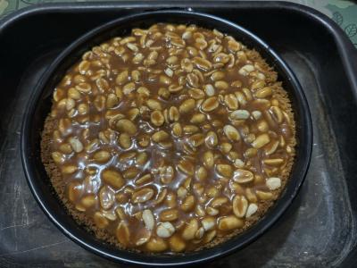 Sūrio pyragas su sūdyta karamele ir žemės riešutais Žingsnis 11