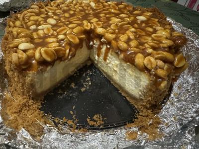 Sūrio pyragas su sūdyta karamele ir žemės riešutais pagrindine nuotrauka