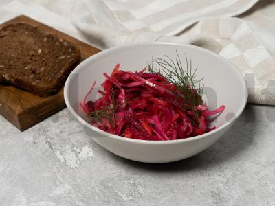 Raudonas salotas iš kopūstų ir burokėlių pagrindine nuotrauka