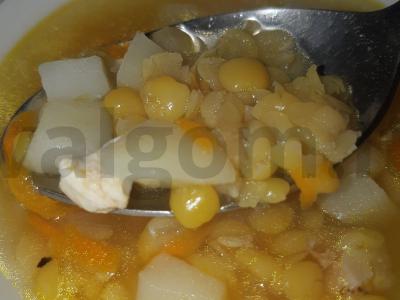 Žirnių sriuba su vištiena pagrindine nuotrauka