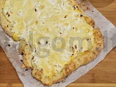 Sūrio pica su grietine pagrindine nuotrauka