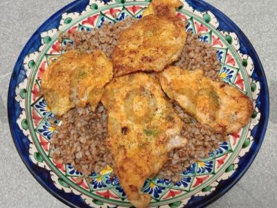 Kiaulienos kotletai su grikių garnyru pagrindine nuotrauka