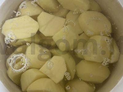 Švelnus bulvių piurė su keptu svogūnu Žingsnis 1