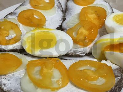 Tostai su varškės sūriu ir geltonais pomidorais pagrindine nuotrauka