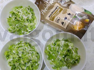 Vasaros salotos su agurkais ir majonezu pagrindine nuotrauka