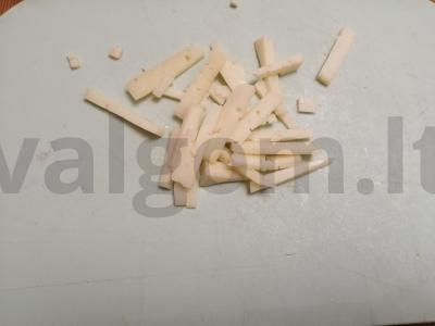 Salotas su rūkytomis šoninėmis „Raudona kepuraitė“ Žingsnis 1