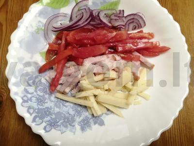 Salotas su rūkytomis šoninėmis „Raudona kepuraitė“ Žingsnis 5