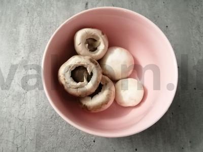 Grybų kepurėlės su grietinėlės-česnako įdaru Žingsnis 1