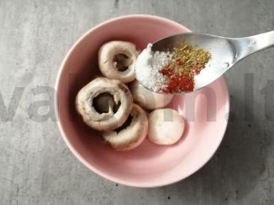 Grybų kepurėlės su grietinėlės-česnako įdaru Žingsnis 2