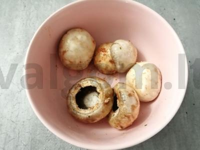 Grybų kepurėlės su grietinėlės-česnako įdaru Žingsnis 3