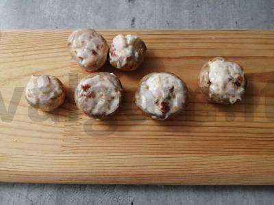 Grybų kepurėlės su grietinėlės-česnako įdaru Žingsnis 7