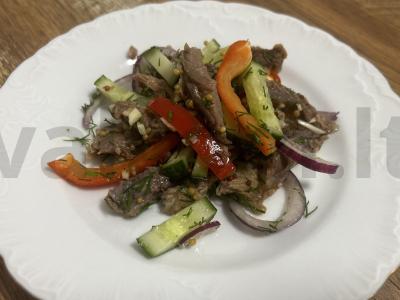 Salotos su jautiena ir daržovėmis pagrindine nuotrauka