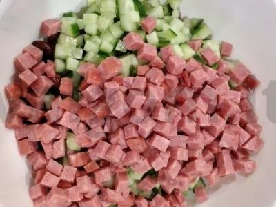 Skani salotų su rūkytomis dešromis ir žolelėmis Žingsnis 3