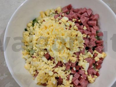 Skani salotų su rūkytomis dešromis ir žolelėmis Žingsnis 4