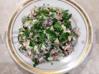 Skani salotų su rūkytomis dešromis ir žolelėmis pagrindine nuotrauka