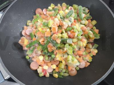 Daržovių mišinys su dešrelėmis ir kiaušiniu Žingsnis 2