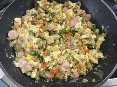 Daržovių mišinys su dešrelėmis ir kiaušiniu Žingsnis 5