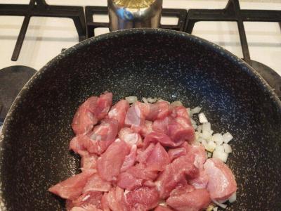 Jaujenė su kalakutiena keptuvėje Žingsnis 2