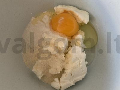 Sūrio blynai su marmelado gabaliukais Žingsnis 1