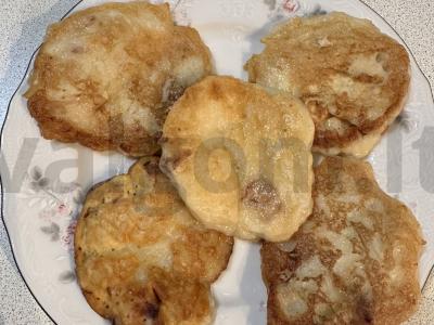 Blynai su soda, džiovintais bananais ir obuoliais pagrindine nuotrauka